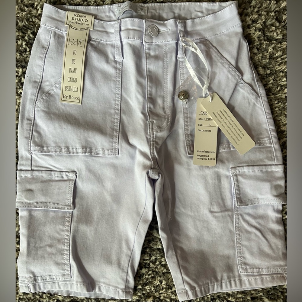 Woman’s size 7 White Bermuda shorts,NWT, 28” waist, stretch denim,L, cargo look
